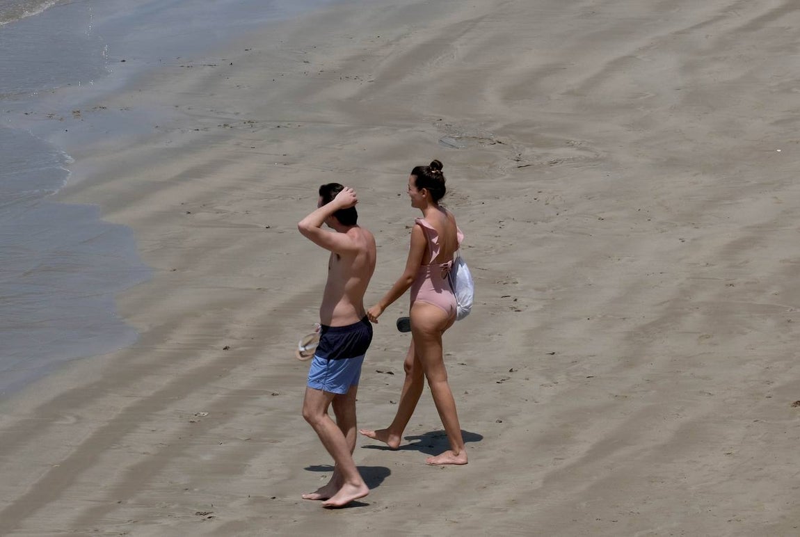 Fotos: El levante no puede con las ganas de playa en Cádiz