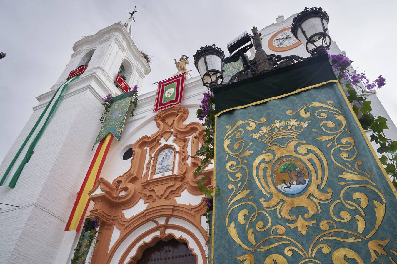 La Virgen del Rocío preside un histórico Pontifical en Almonte