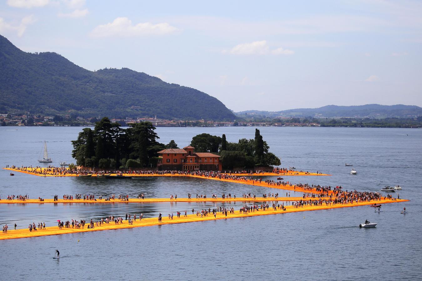 «Los muelles flotantes», Italia. En 2016, realizaba esta pasarela de tres kilómetros de longitud y dieciséis metros de ancho que atravesaba una parte del lago, desde el municipio de Sulzano hasta la isla de Monte Isola, deteniéndose en el peñón de San Pablo.