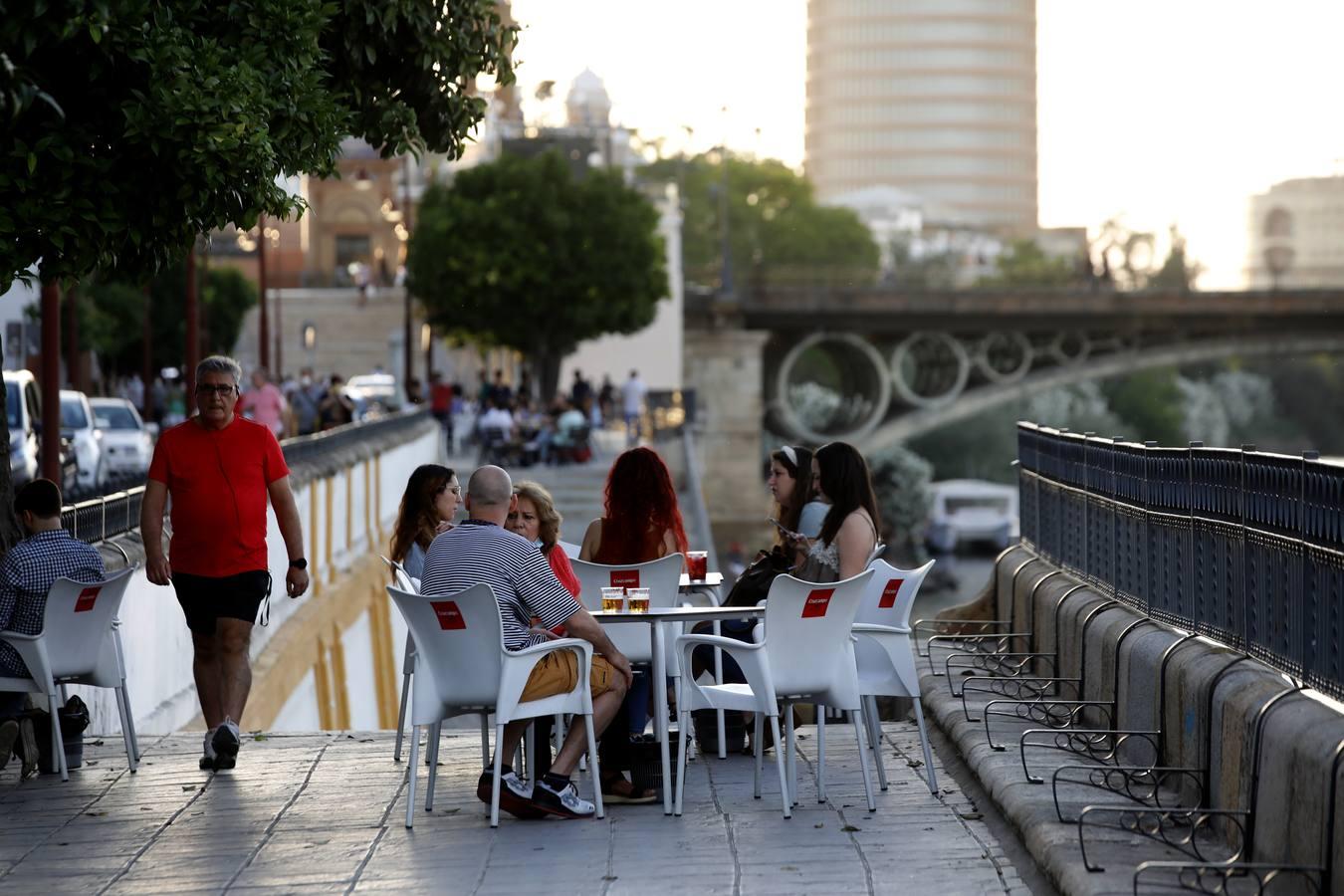 Los veladores de los bares de Sevilla abrirán hasta las 3 de la mañana