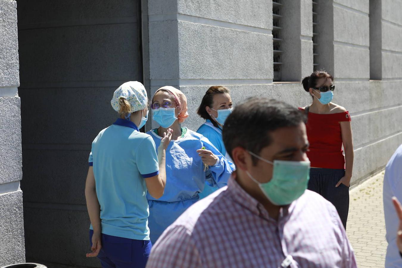 La protesta en el centro de salud de Carlos III de Córdoba por la agresión a un sanitario, en imágenes