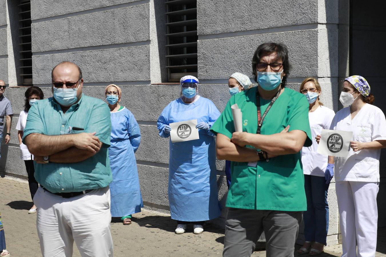 La protesta en el centro de salud de Carlos III de Córdoba por la agresión a un sanitario, en imágenes