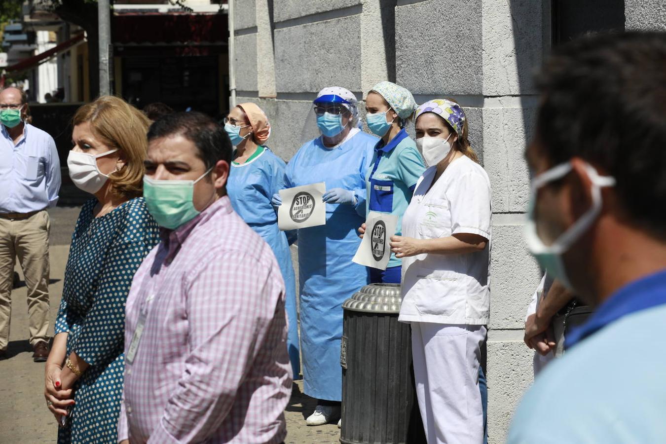 La protesta en el centro de salud de Carlos III de Córdoba por la agresión a un sanitario, en imágenes