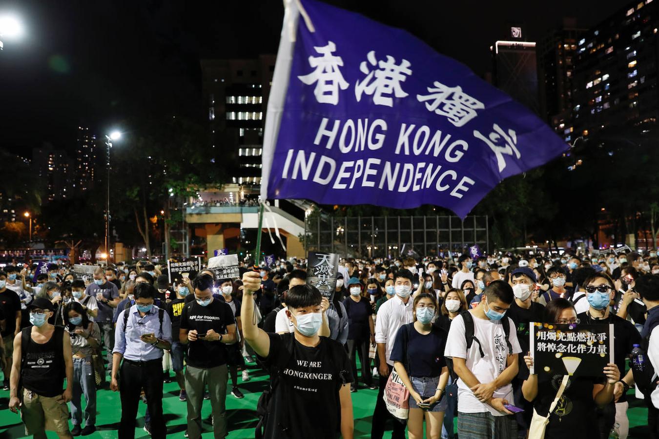 Desde 1990, Hong Kong conmemora la masacre con una multitudinaria vigilia -el año pasado reunió a 180.000 personas-, aunque este 2020 la prohibición ha llevado a los organizadores a buscar modos alternativos de recordar la fecha, como compartir imágenes de velas a través de las redes sociales. 