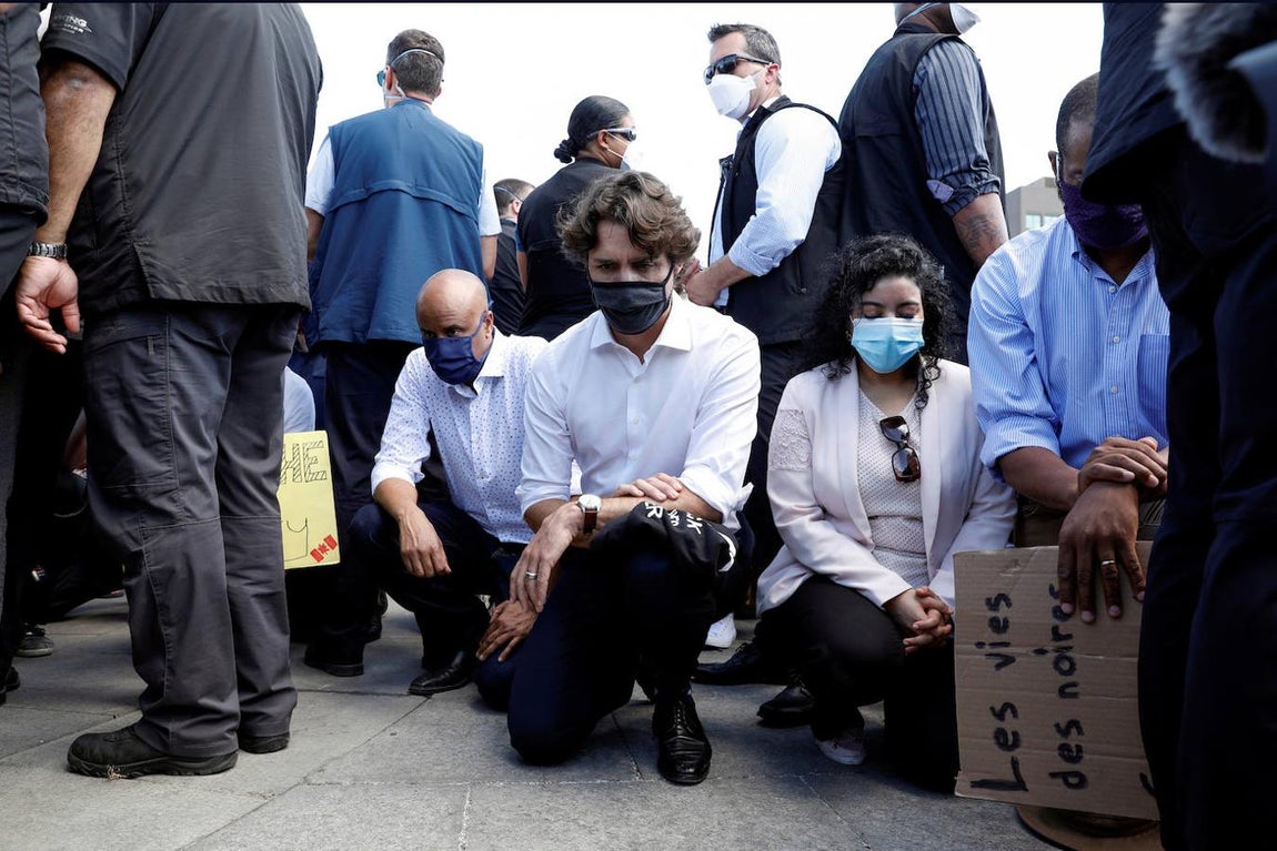 El primer ministro de Canadá, Justin Trudeau, se ha arrodillado junto a los manifestantes en una protesta pacífica contra el racismo en la ciudad de Ottawa, en el marco de las movilizaciones que se registran en varios países después de la muerte del ciudadano afroamericano George Floyd a manos de la Policía en Minéapolis, Estados Unidos.. 
