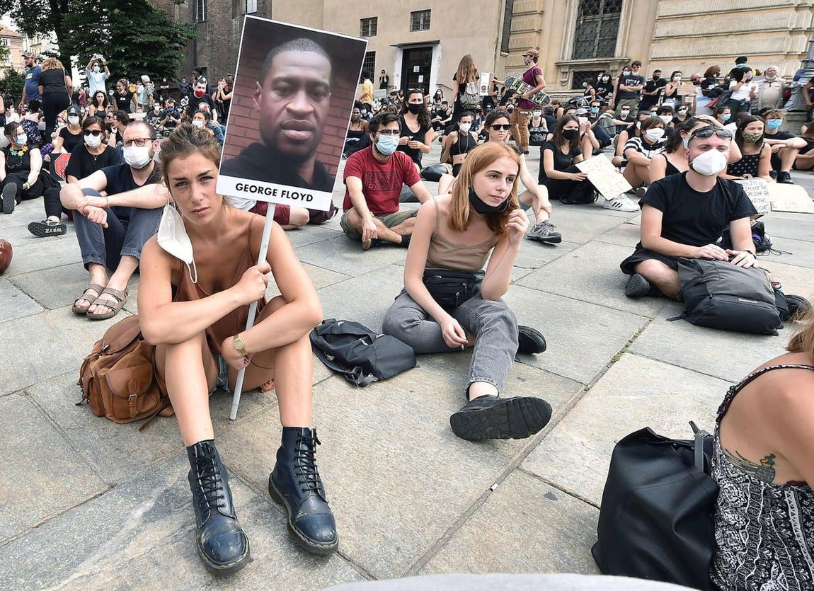 En Italia también se ha concentrado gente en las principales plazas de las ciudades del país. 