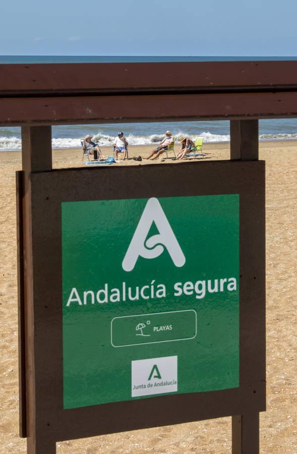 Juan Marín visita la playa de La Antilla