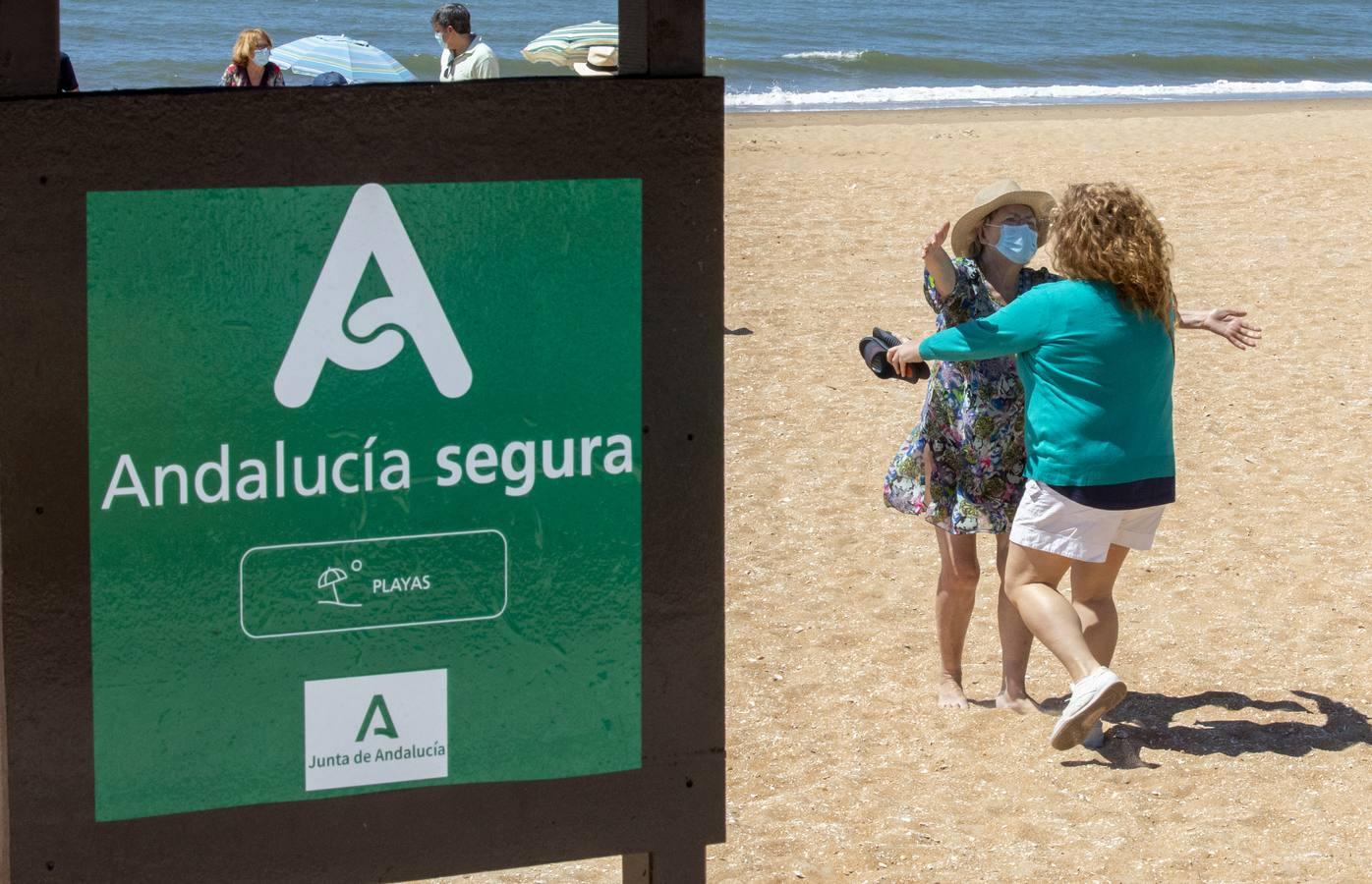 Juan Marín visita la playa de La Antilla