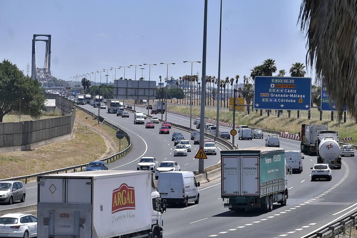 En imágenes: Sevilla, otra vez con atascos con la desescalada