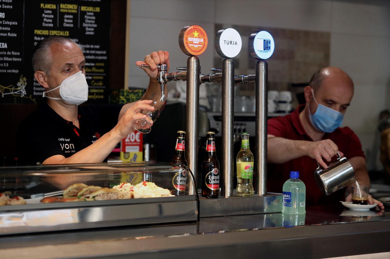 Al calor de la barra de un bar.... La fase 3 permite el consumo en las barras de los bares y en el interior de los locales. En la imagen, un establecimiento de Salamanca preparando las consumiciones para los primeros clientes de las mesas, que aumentan el aforo