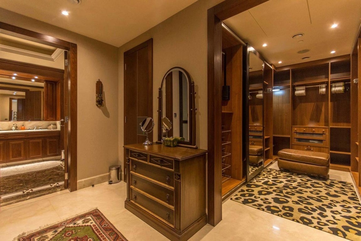 Vestidor en la suite principal. La suite principal posee además un vestidor realizado en madera de roble que comunica con el baño.