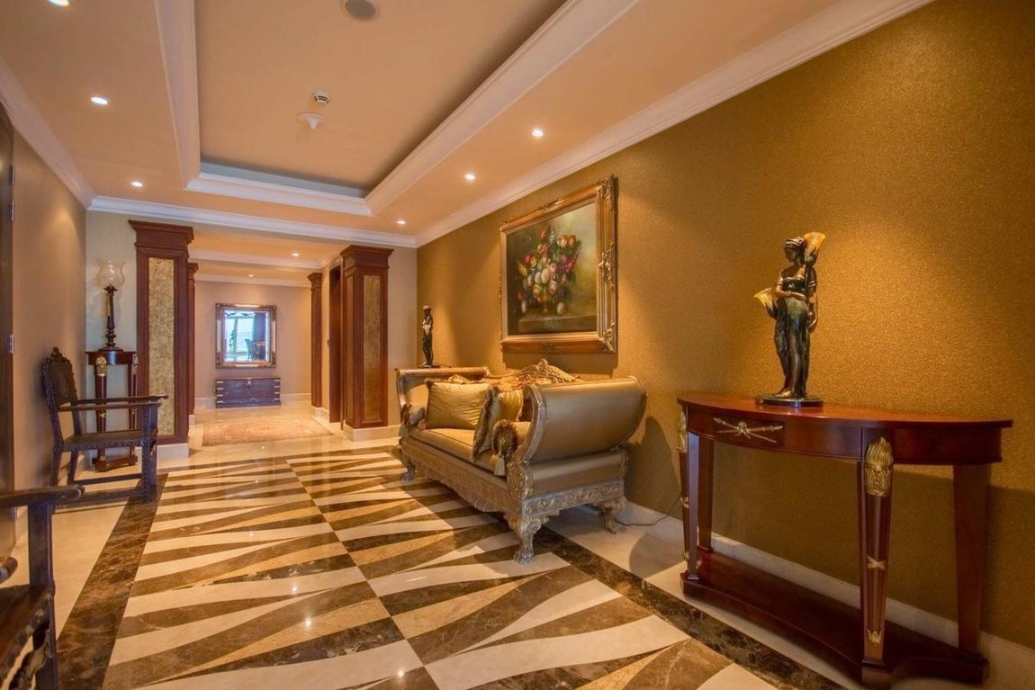 Decoración de estilo clásico. Al contario que sucede en su casa de Suiza, lo que más llama la atención es la decoración clásica por la que se ha decantado, llegando en ocasiones a ser un tanto recargada, como en el caso de este pasillo.