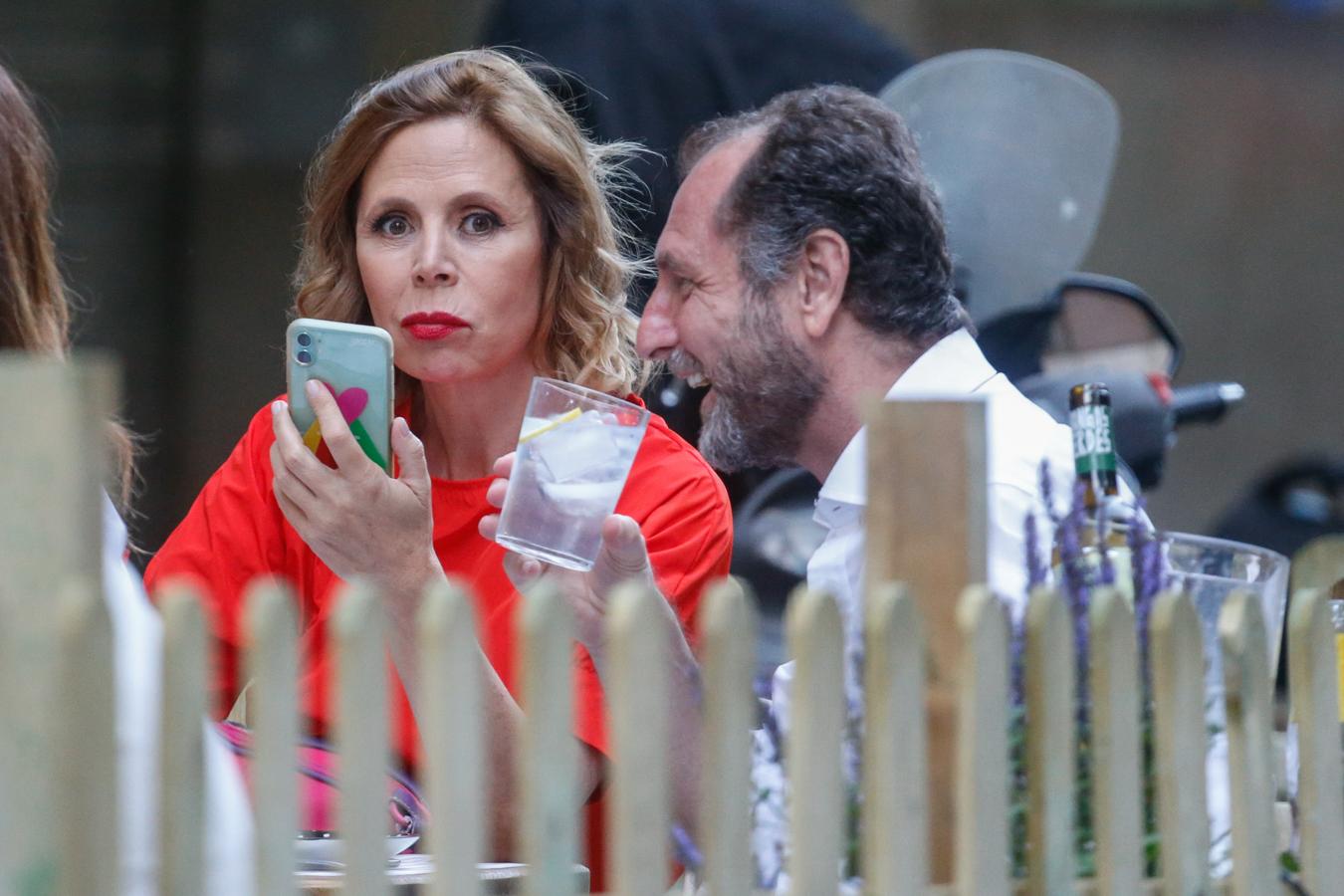 Ágatha y su nueva pareja, Luis Gasset, estuvieron disfrutando hace unos días de la compañía de algunos amigos en una terraza de Madrid. 