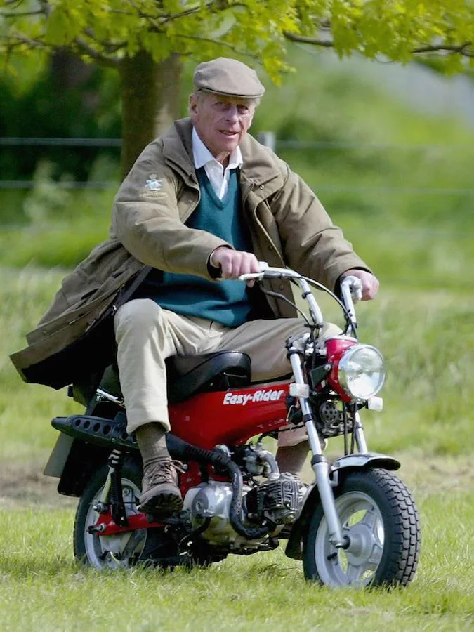 Coches. Amante del deporte y de las actividades al aire libre, el marido de Isabel II se dejó fotografiar paseando en moto en 2005.durante el Royal Windsor Horse Show.