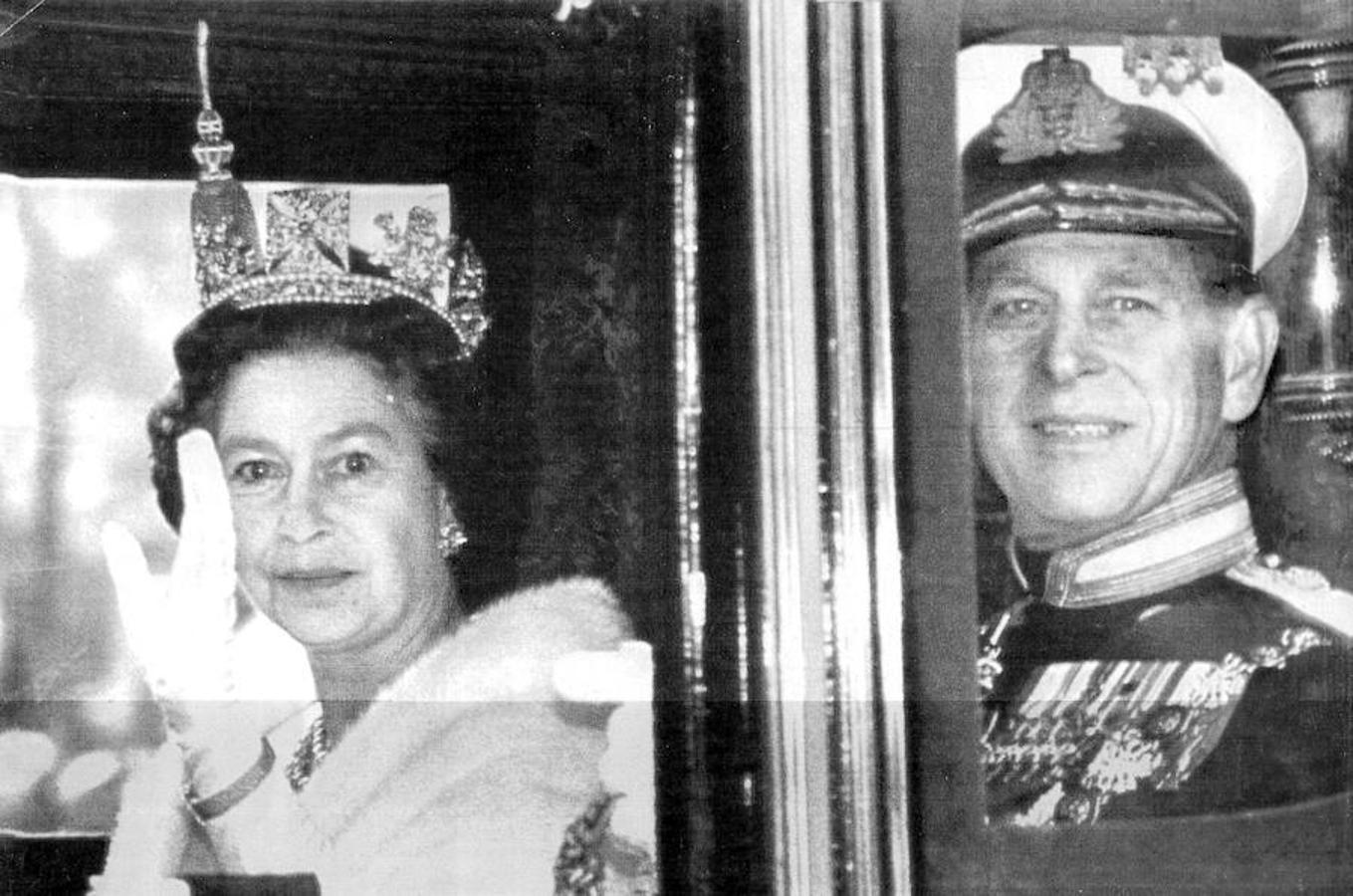 Apertura del Parlamento británico. La Reina de Inglaterra y su esposo se dirigen a la ceremonia de apertura del Parlamento británico en 1980