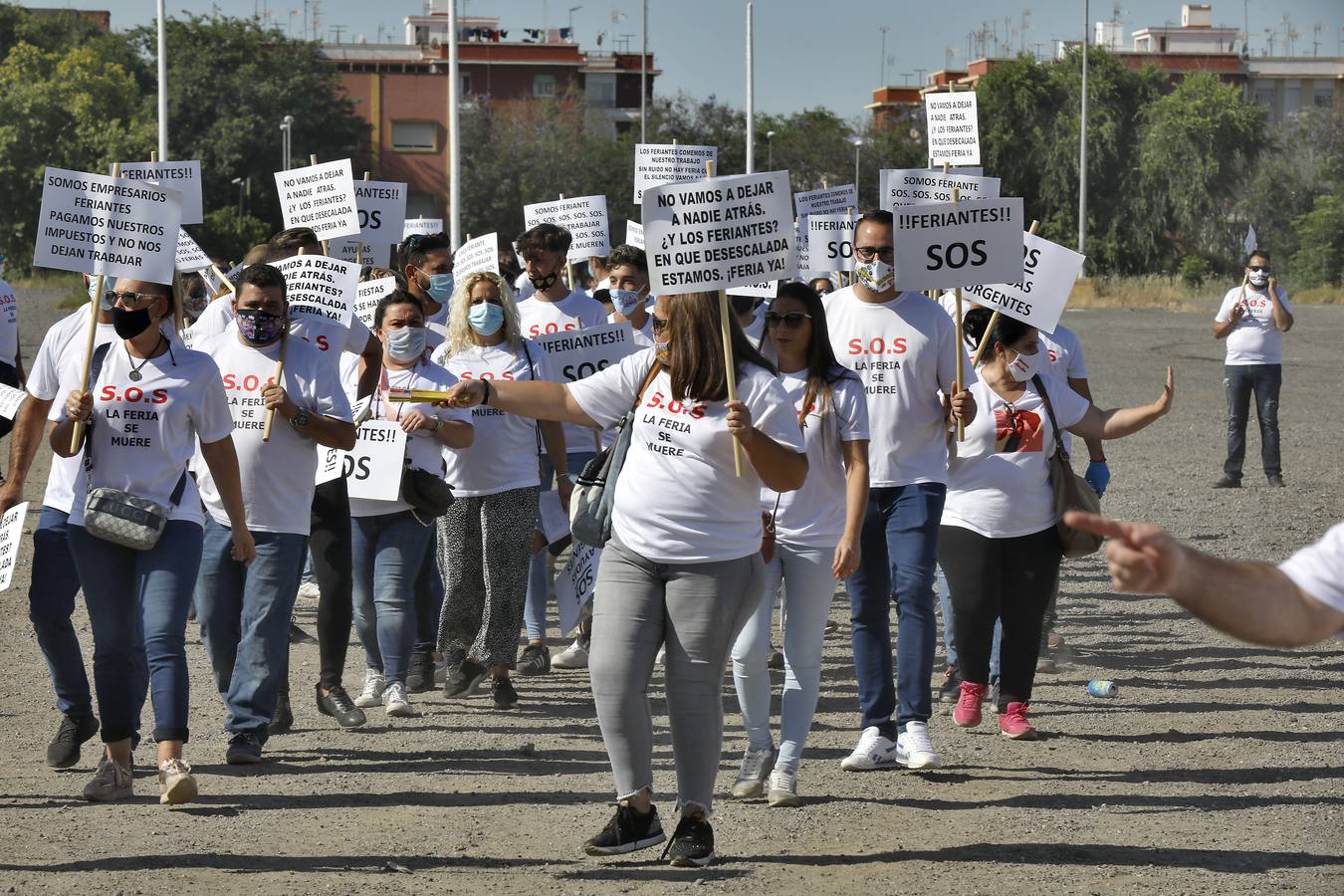 En imágenes, los feriantes se plantan ante el Parlamento andaluz