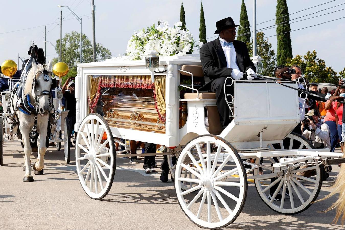 El féretro de George Floyd, en un carruaje de caballos, recorre las calles de Houston (Texas). 