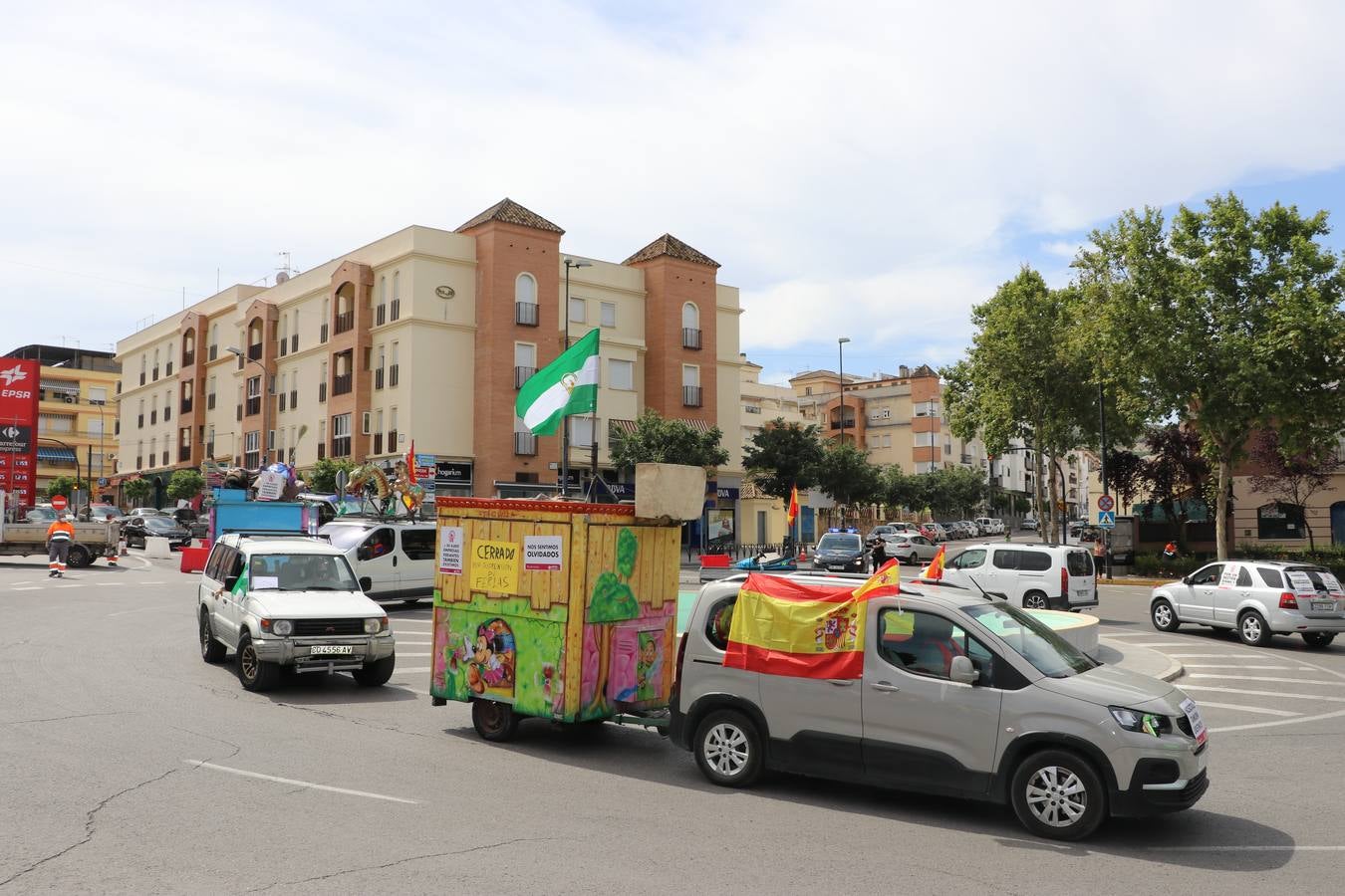 La marcha de protesta de los feriantes de Aguilar a Lucena, en imágenes