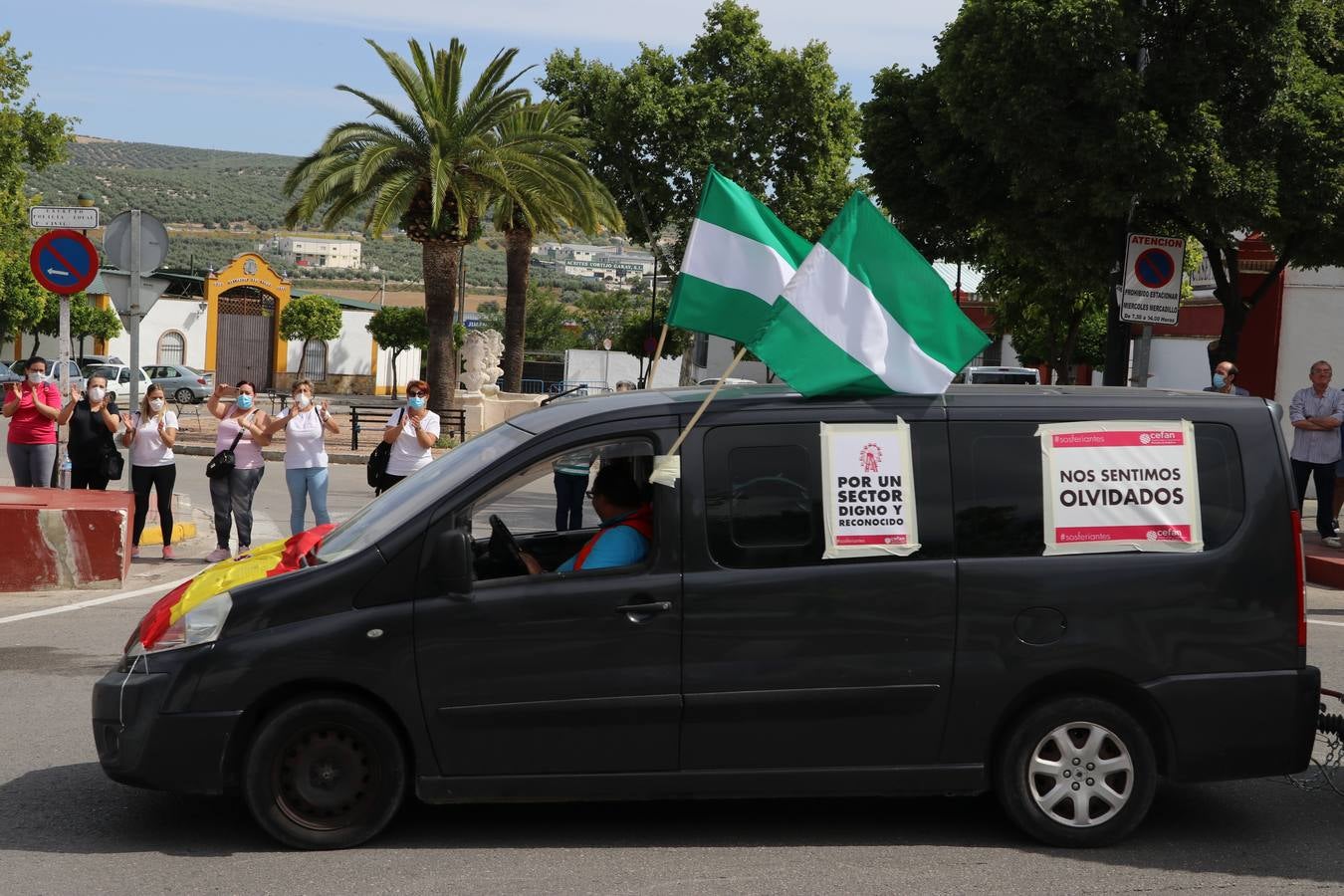 La marcha de protesta de los feriantes de Aguilar a Lucena, en imágenes