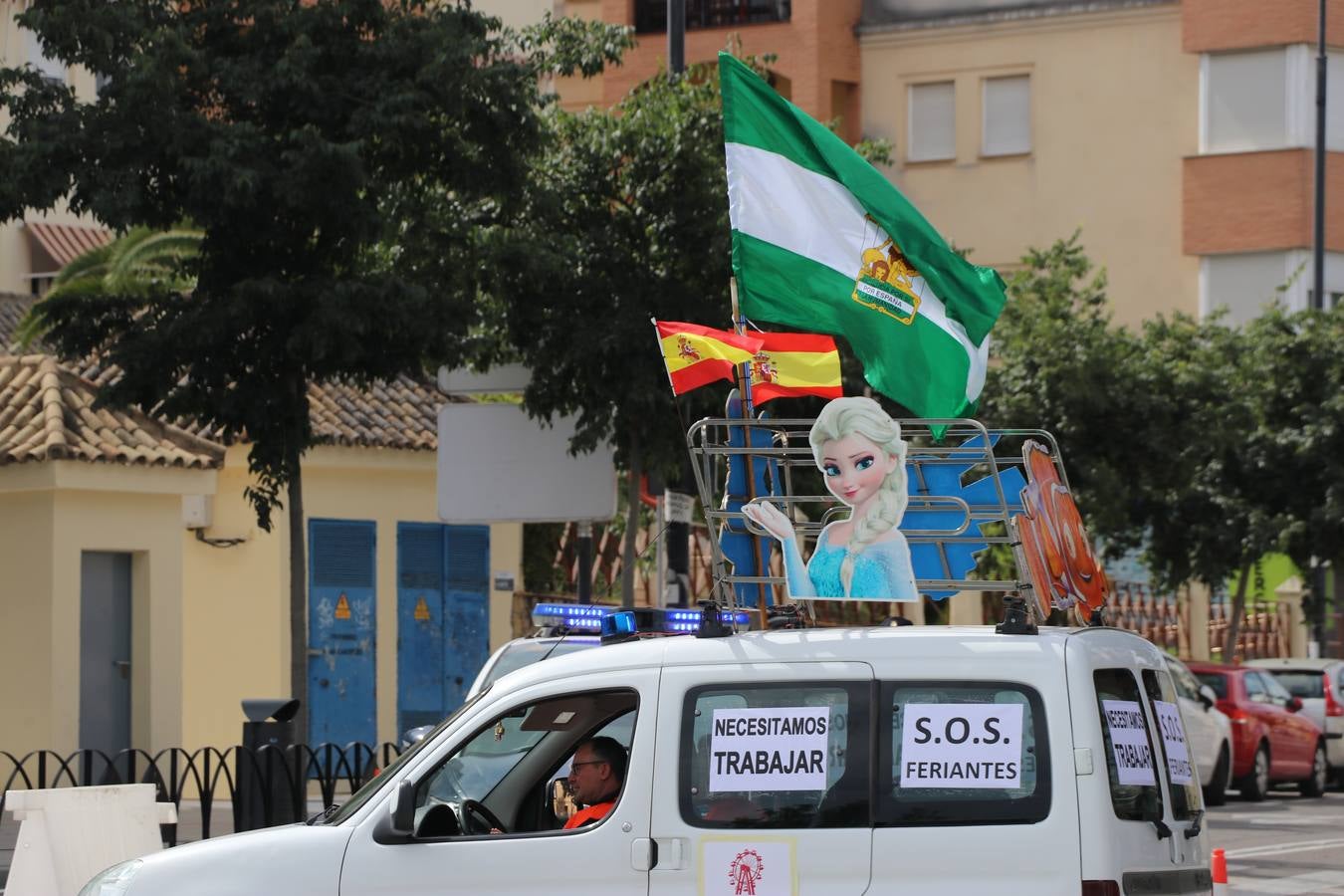 La marcha de protesta de los feriantes de Aguilar a Lucena, en imágenes