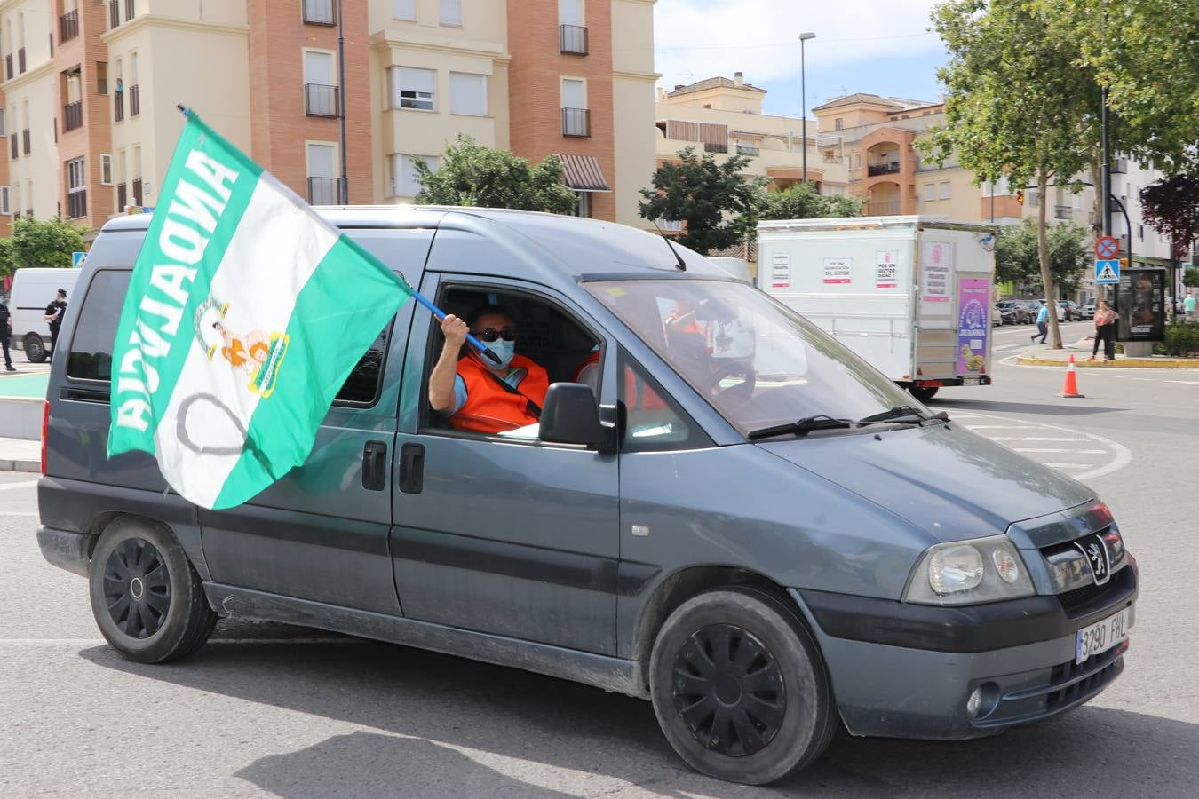 La marcha de protesta de los feriantes de Aguilar a Lucena, en imágenes