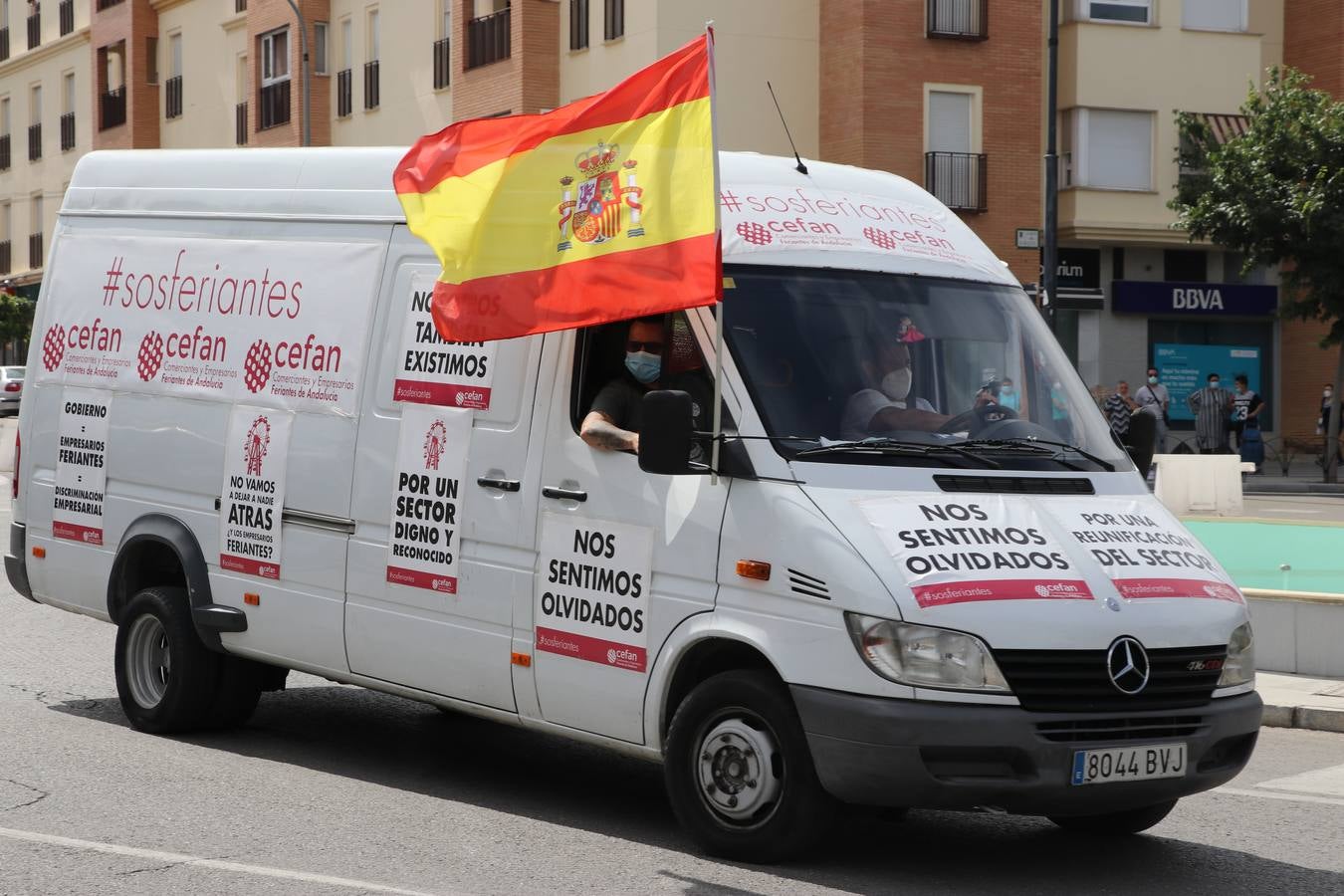 La marcha de protesta de los feriantes de Aguilar a Lucena, en imágenes