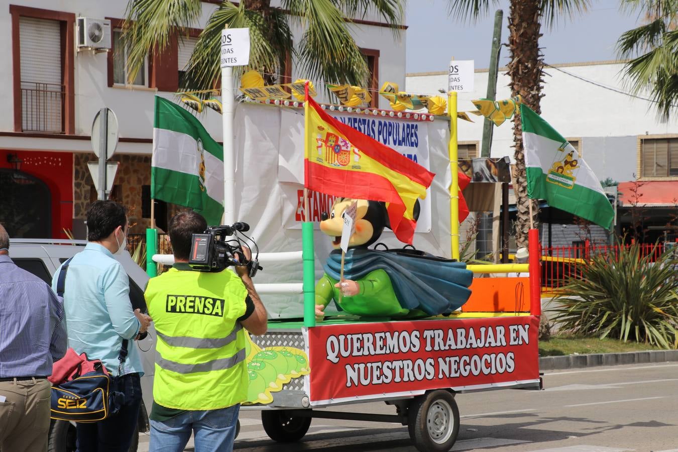 La marcha de protesta de los feriantes de Aguilar a Lucena, en imágenes