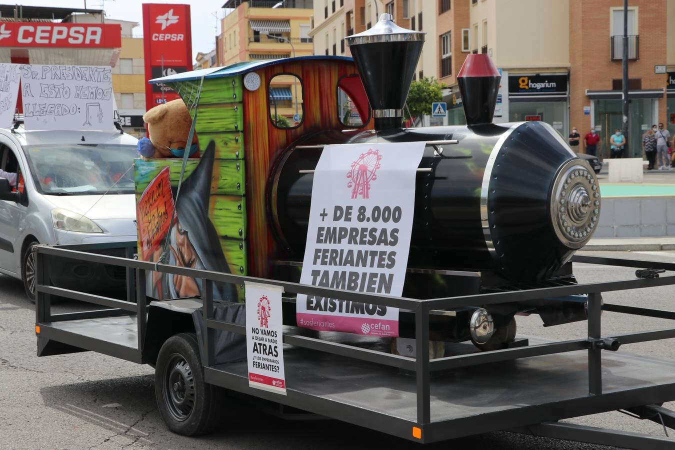 La marcha de protesta de los feriantes de Aguilar a Lucena, en imágenes