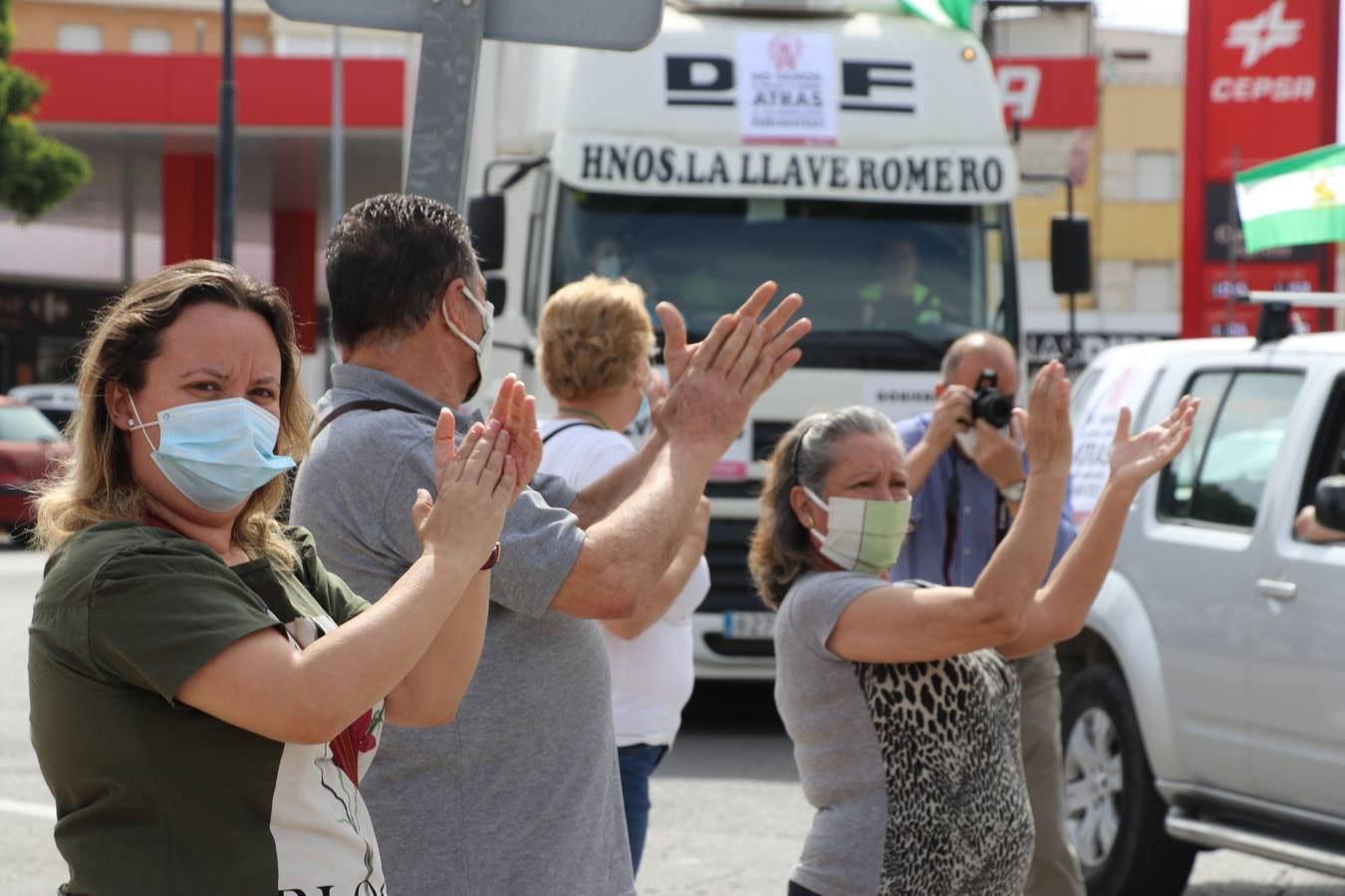 La marcha de protesta de los feriantes de Aguilar a Lucena, en imágenes