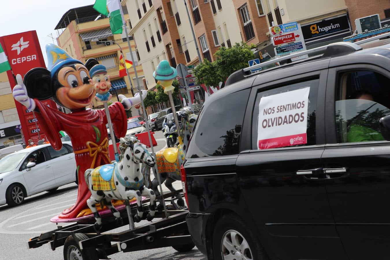 La marcha de protesta de los feriantes de Aguilar a Lucena, en imágenes