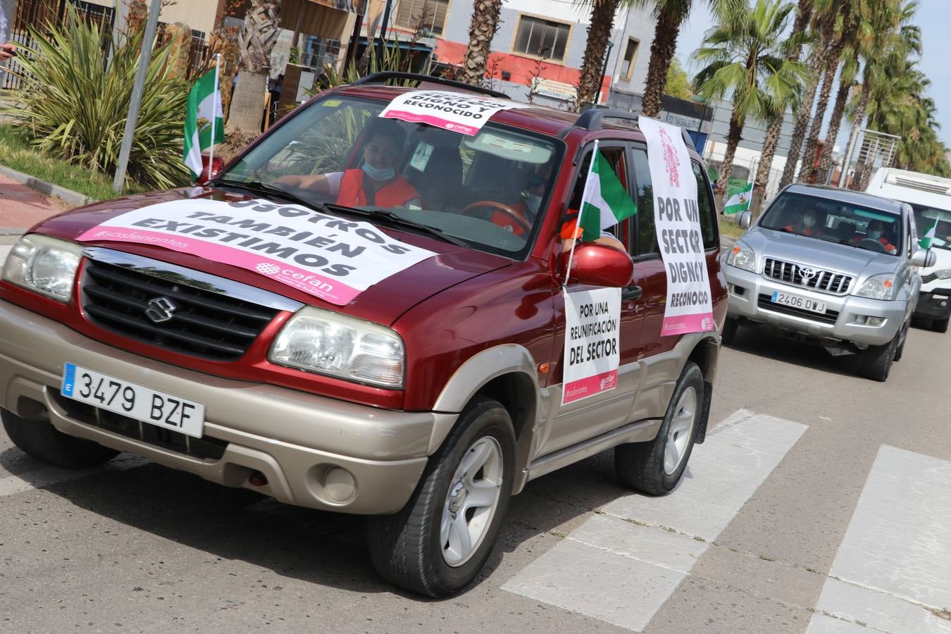 La marcha de protesta de los feriantes de Aguilar a Lucena, en imágenes