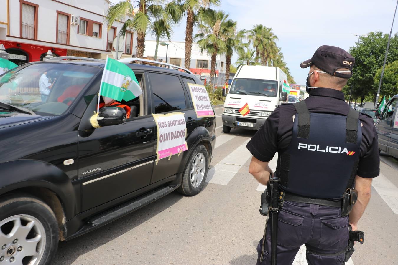 La marcha de protesta de los feriantes de Aguilar a Lucena, en imágenes