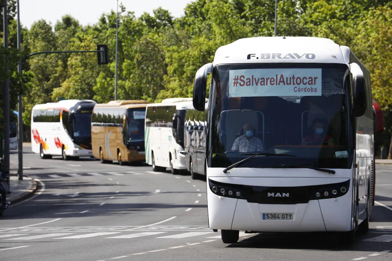 La caravana de autobuses de Córdoba, en imágenes