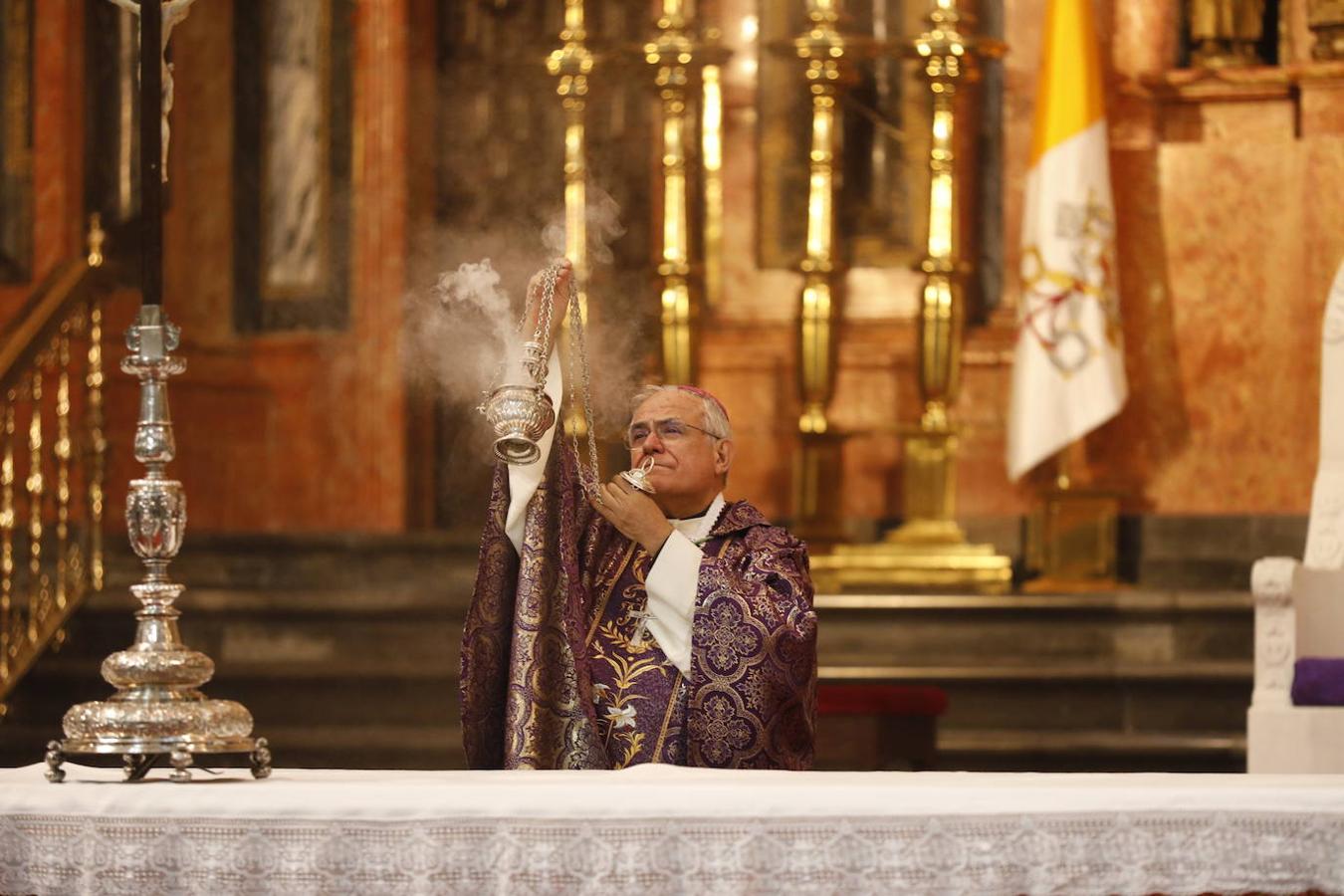 La misa del obispo de Córdoba por los fallecidos por el coronavirus, en imágenes