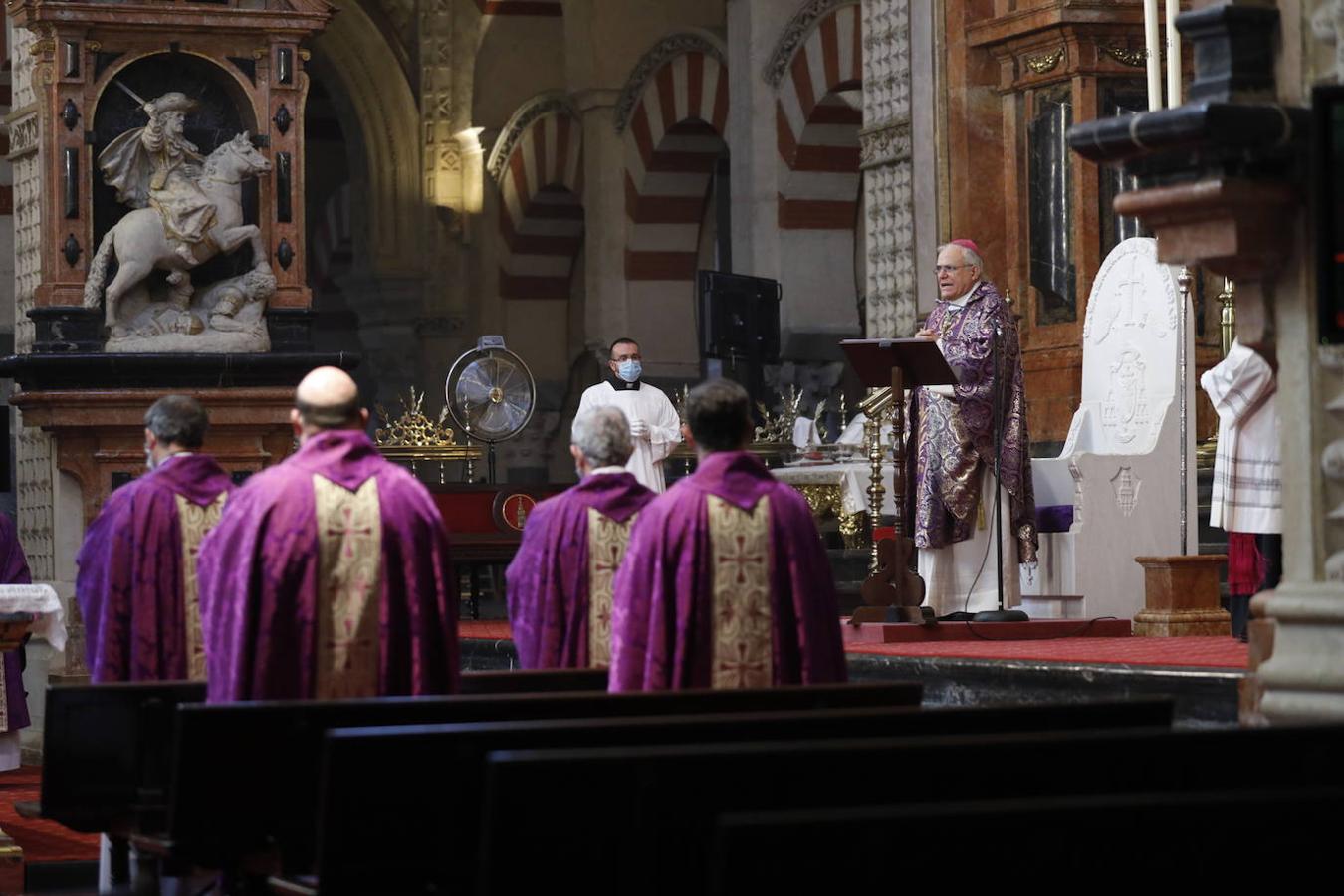 La misa del obispo de Córdoba por los fallecidos por el coronavirus, en imágenes