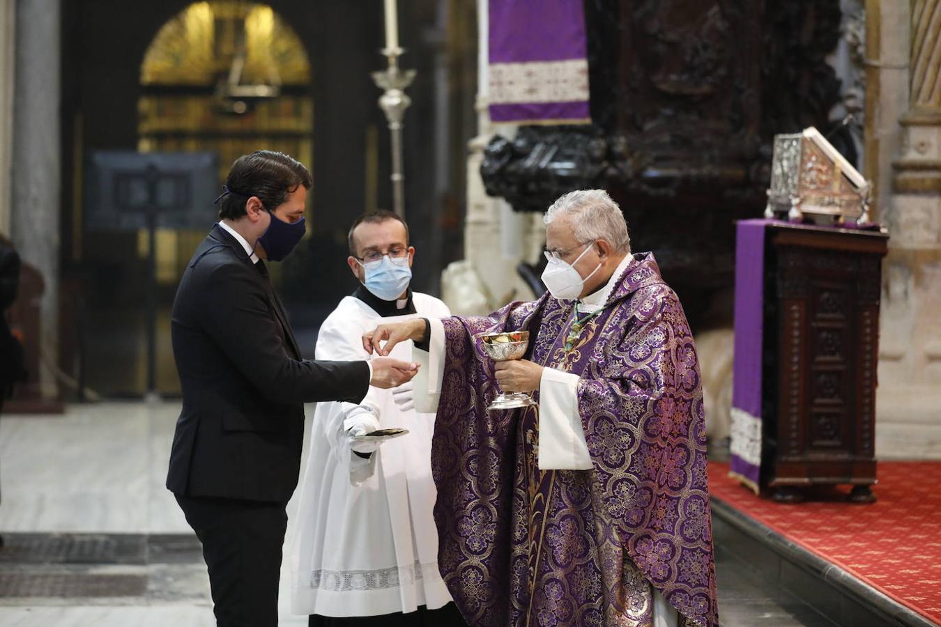 La misa del obispo de Córdoba por los fallecidos por el coronavirus, en imágenes