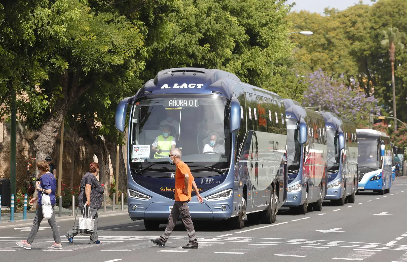 Un centenar de autocares discrecionales y turísticos se movilizan por las calles de Sevilla