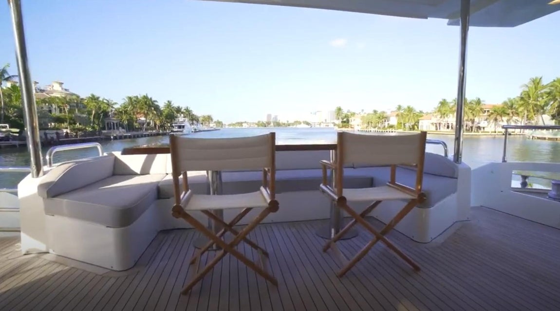 Todas las comodidades. Además, posee dos plataformas hidráulicas de gran tamaño con escaleras en los costados y otra más de emergencia. No falta tampoco la conexión de teléfono, internet y televisión.