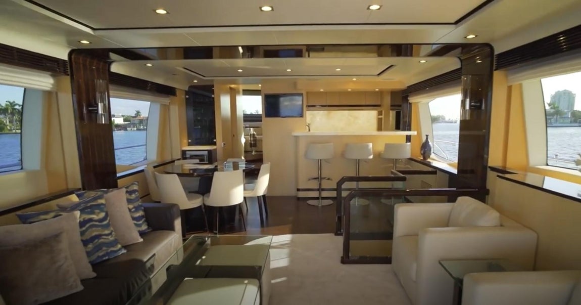 Una distribución uniforme. En la parte inferior encontramos una cocina americana unida al salón y un pequeño comedor de una forma muy armoniosa que en nada se asemeja a otras embarcaciones donde el glamour queda a un lado para rendirse al confort. En este caso impera el diseño cuidado.