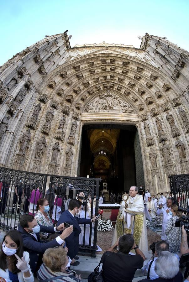 Sevilla vive un Corpus atípico