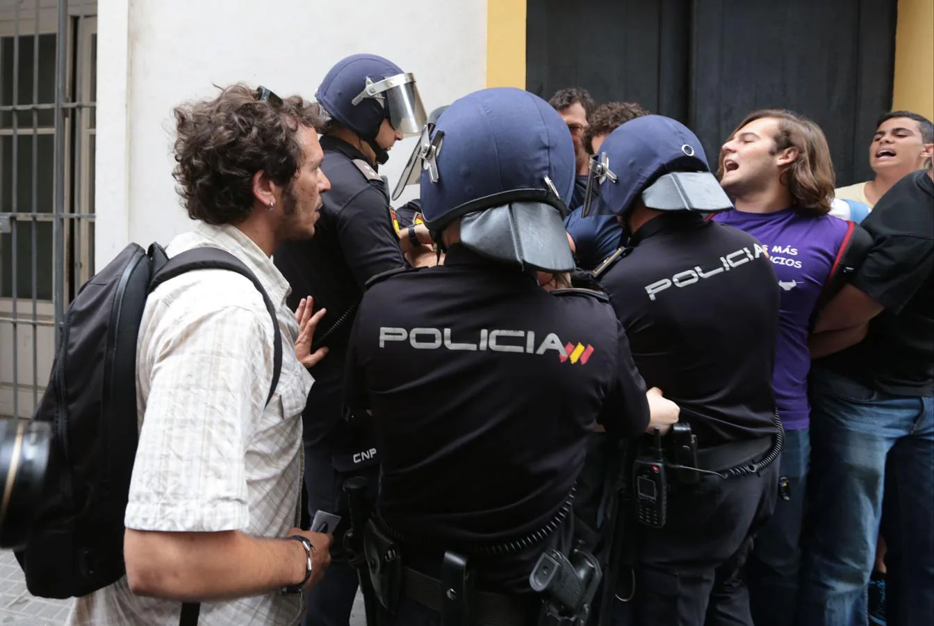 22 de junio de 2015. Intento de parar un desahucio. Al principio de su mandato el alcalde, acompañado de simpatizantes de Podemos, participó en un intento de parar un desahucio en la calle Benjumeda.