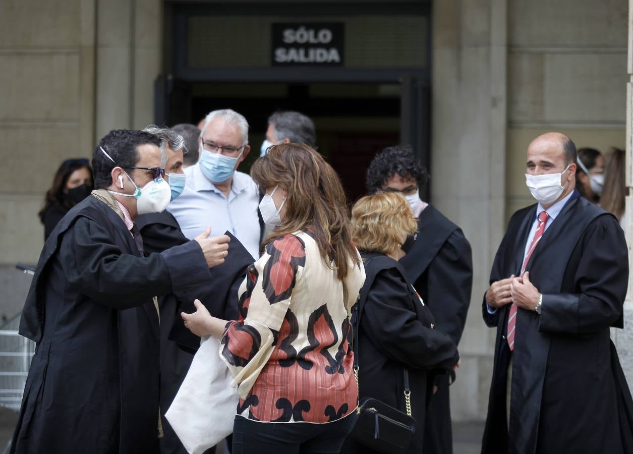 La protesta de abogados y procuradores en la Audiencia de Sevilla