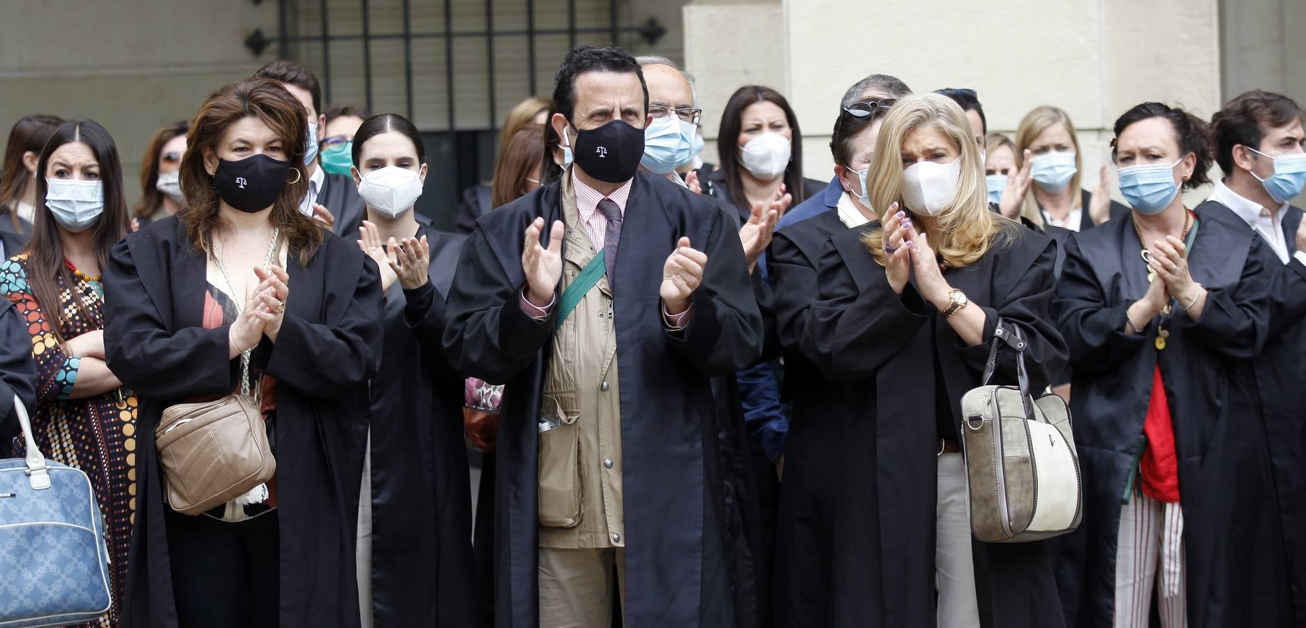 La protesta de abogados y procuradores en la Audiencia de Sevilla