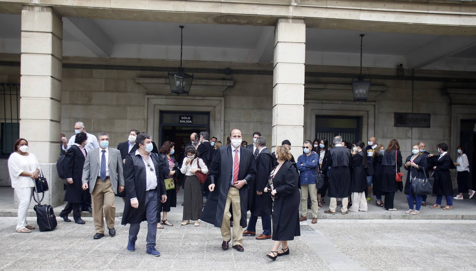 La protesta de abogados y procuradores en la Audiencia de Sevilla