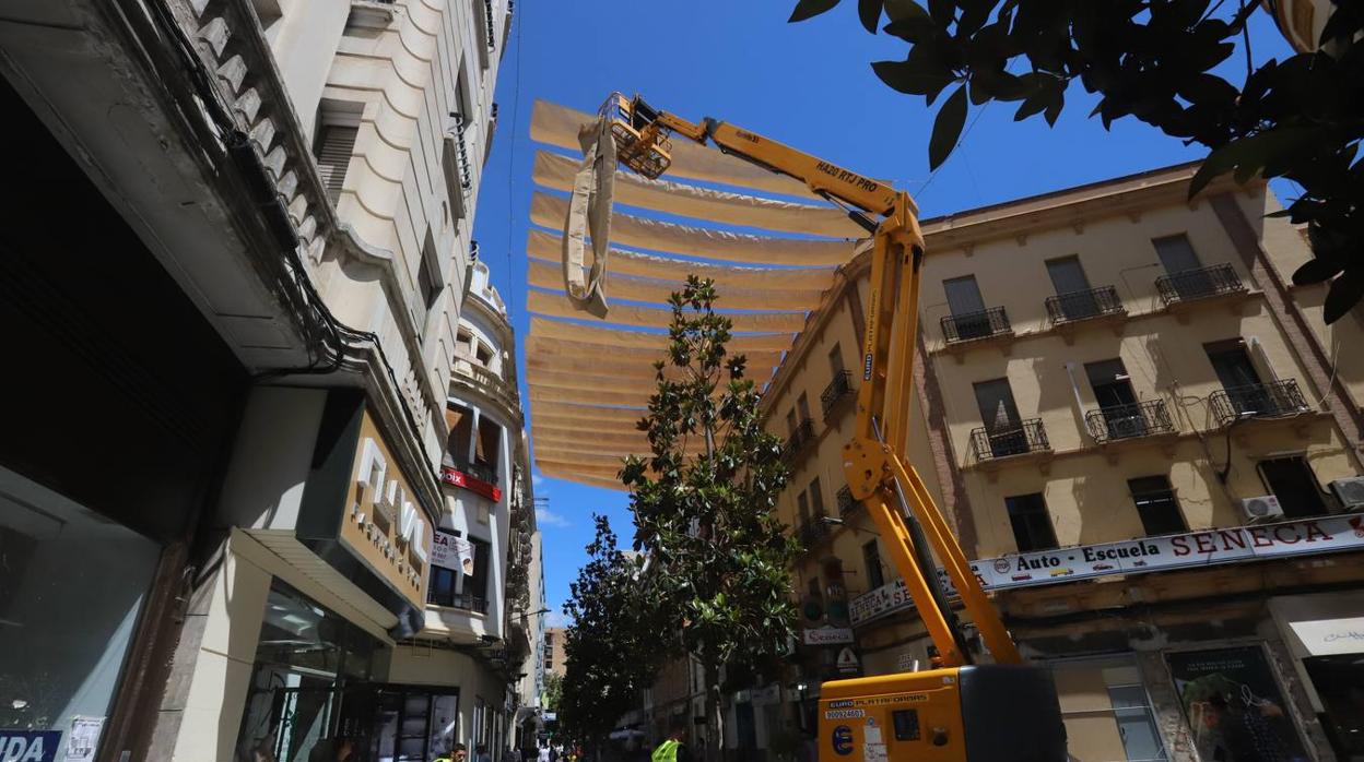 En imágenes, los toldos contra el calor llegan al Centro de Córdoba