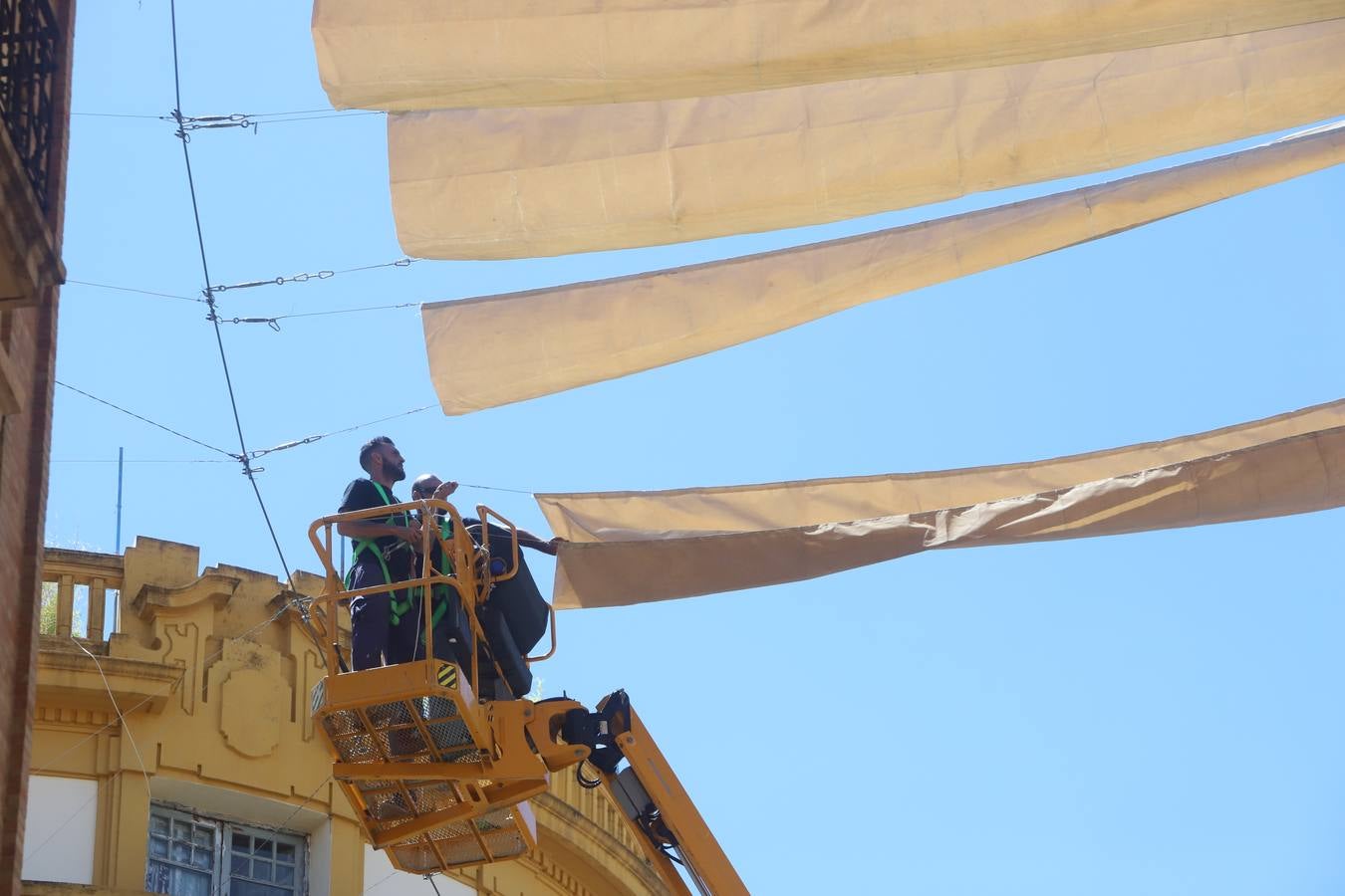 En imágenes, los toldos contra el calor llegan al Centro de Córdoba