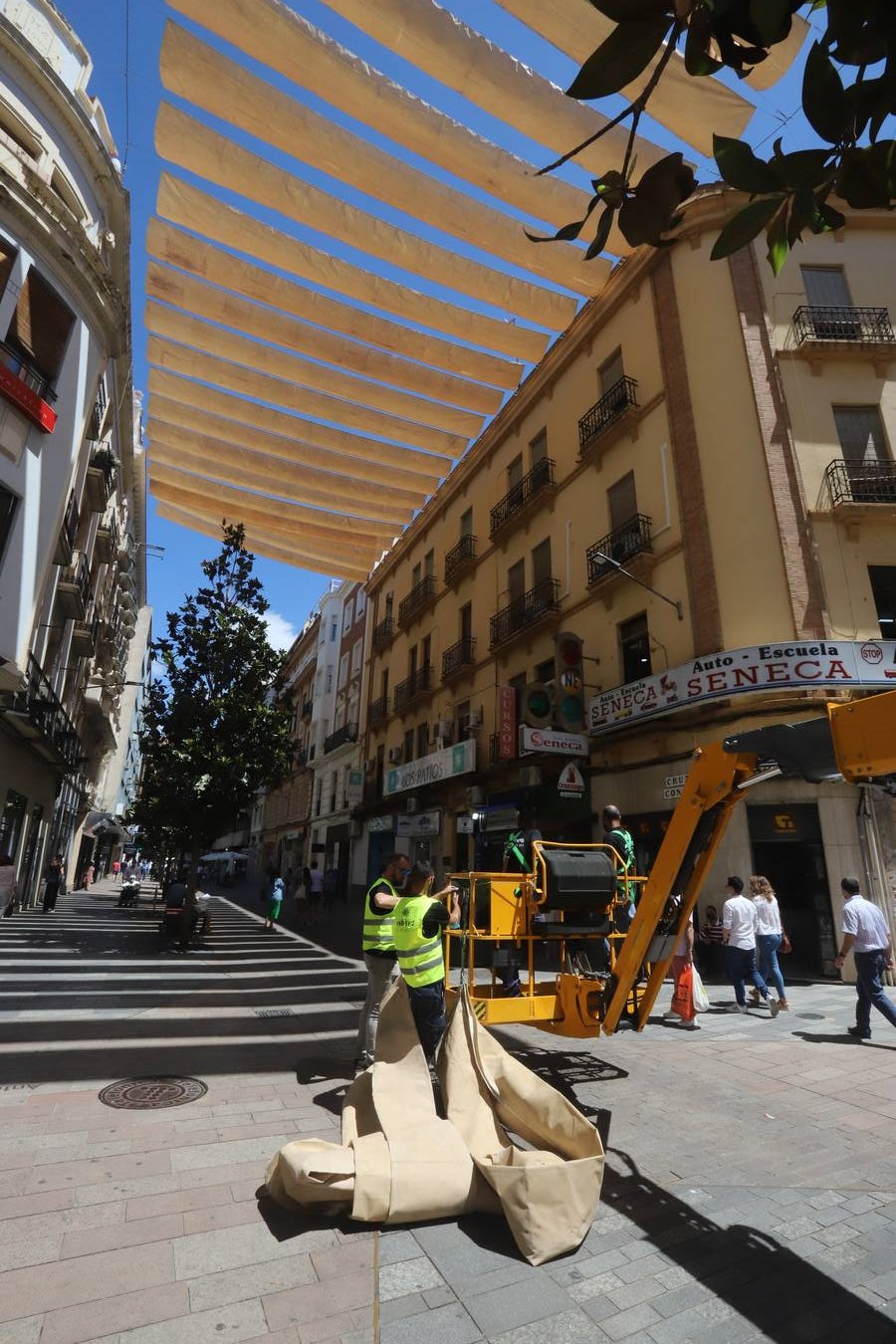 En imágenes, los toldos contra el calor llegan al Centro de Córdoba