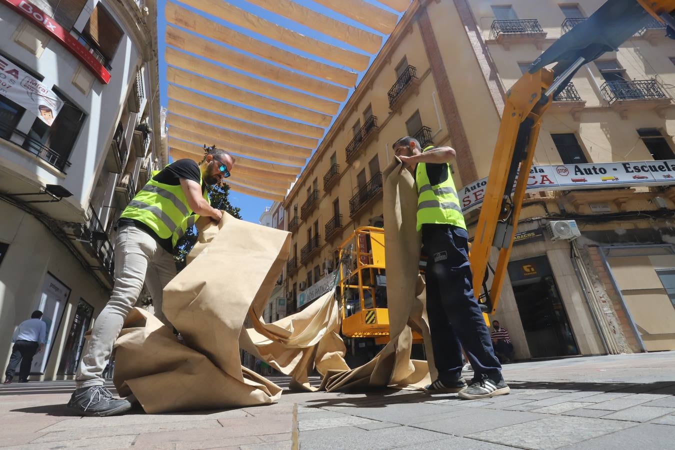 En imágenes, los toldos contra el calor llegan al Centro de Córdoba