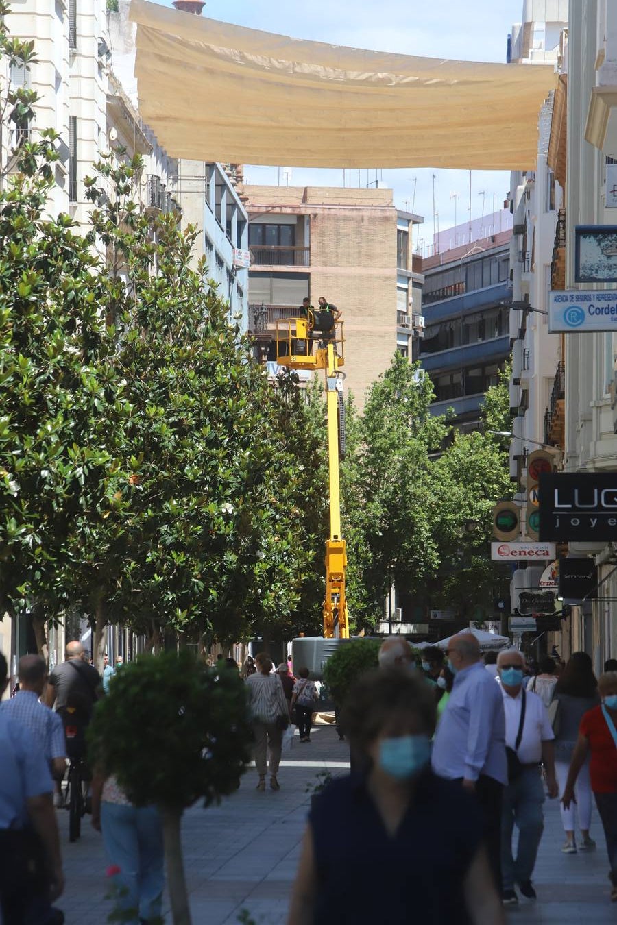 En imágenes, los toldos contra el calor llegan al Centro de Córdoba