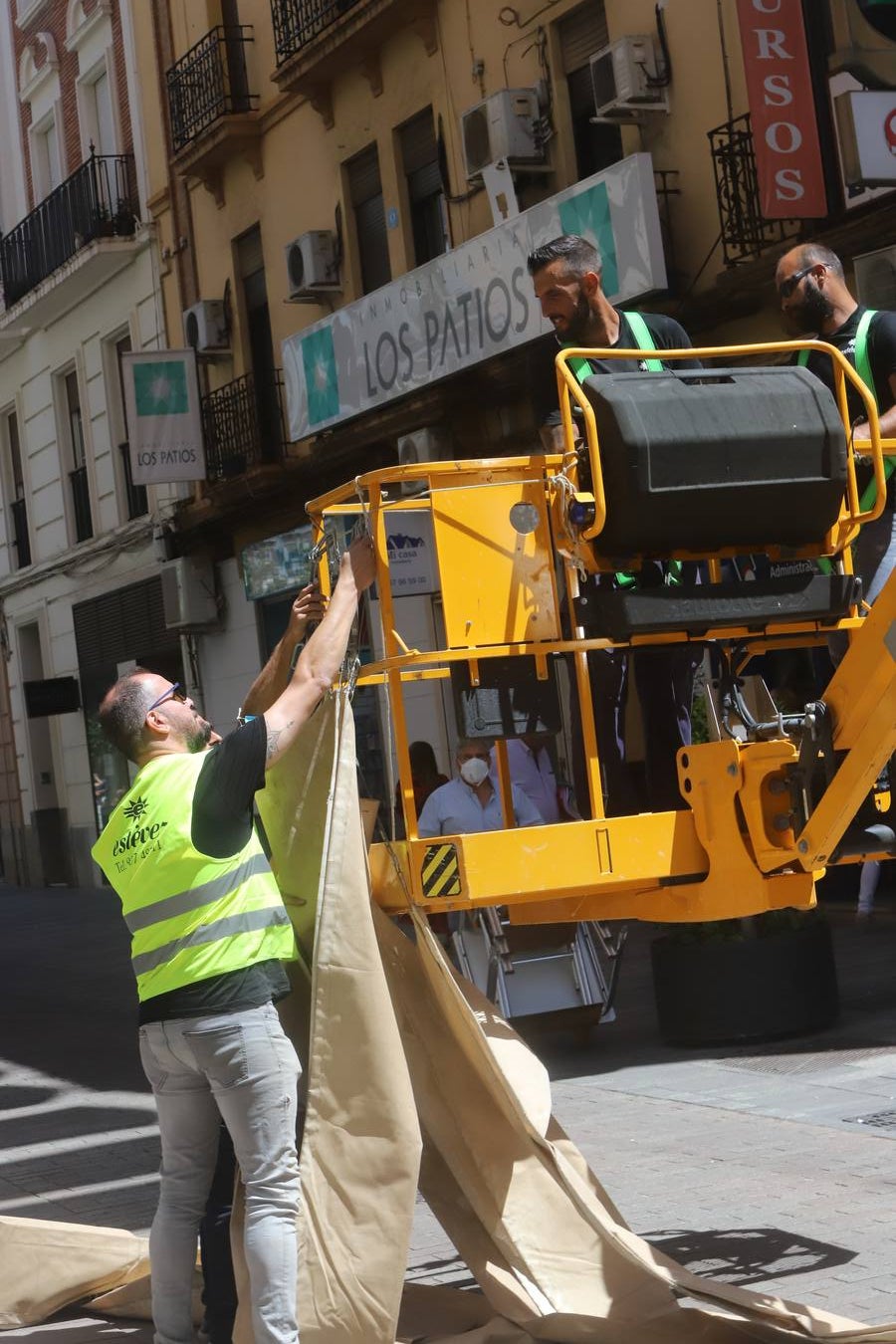 En imágenes, los toldos contra el calor llegan al Centro de Córdoba